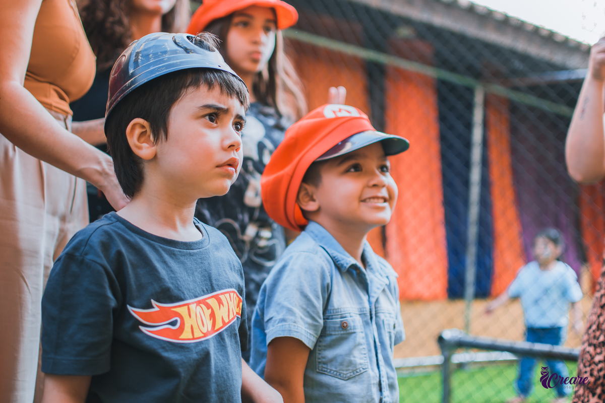 aniversário infantil, festa de aniversário de 5 anos, tema da decoração Hot Wheels, Buffet Espaço Band, fotógrafo Mauá. 