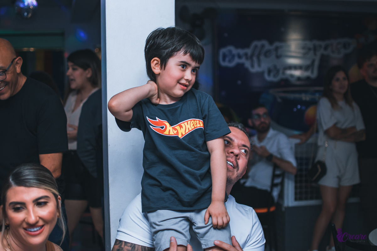 aniversário infantil, festa de aniversário de 5 anos, tema da decoração Hot Wheels, Buffet Espaço Band, fotógrafo Mauá. 