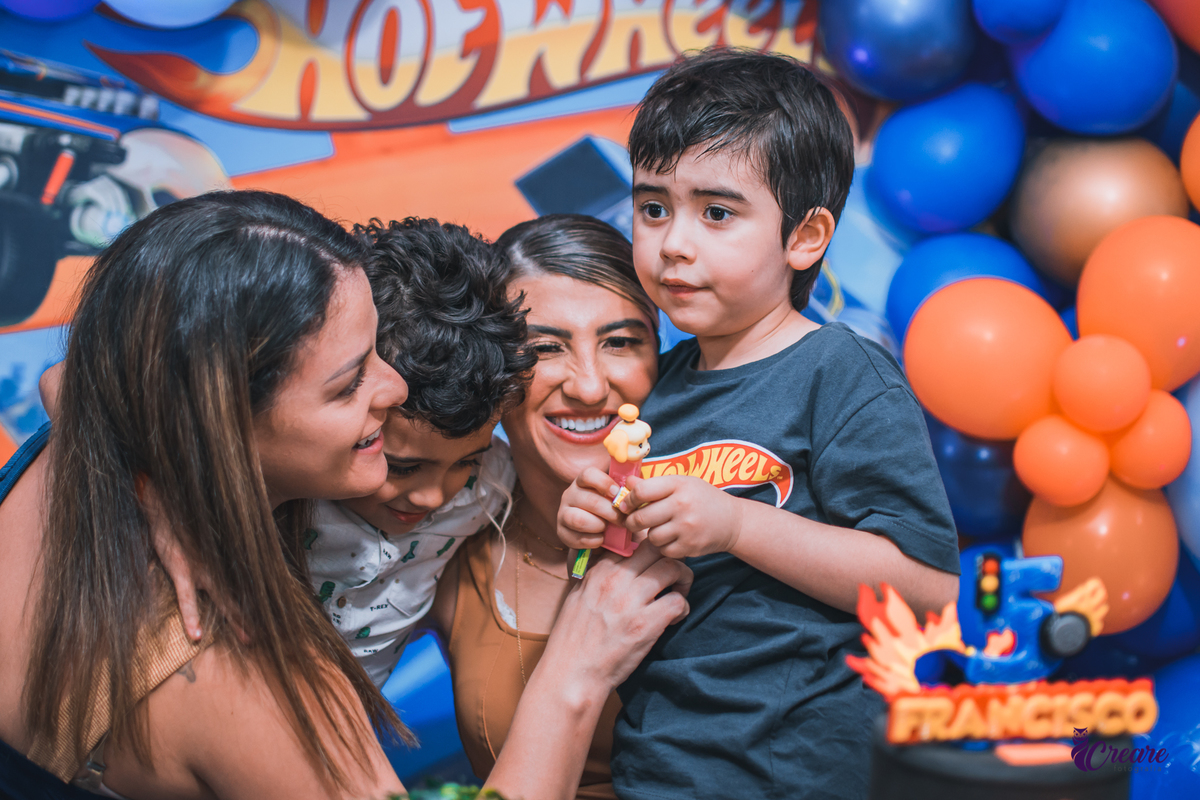 aniversário infantil, festa de aniversário de 5 anos, tema da decoração Hot Wheels, Buffet Espaço Band, fotógrafo Mauá. 