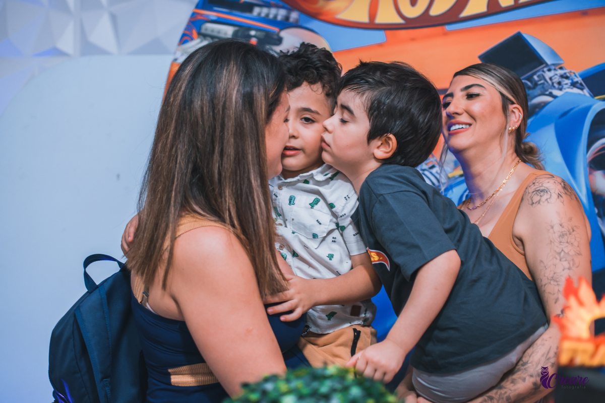 aniversário infantil, festa de aniversário de 5 anos, tema da decoração Hot Wheels, Buffet Espaço Band, fotógrafo Mauá. 