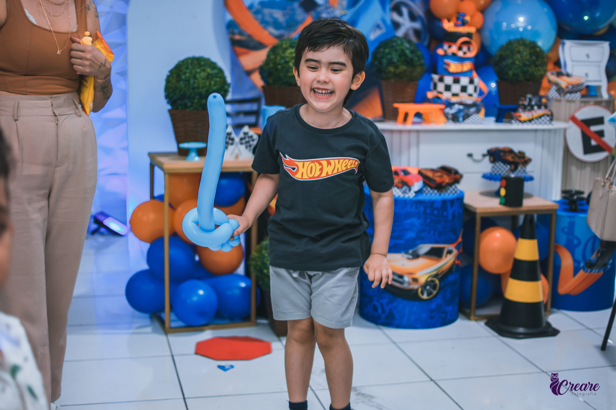 aniversário infantil, festa de aniversário de 5 anos, tema da decoração Hot Wheels, Buffet Espaço Band, fotógrafo Mauá. 