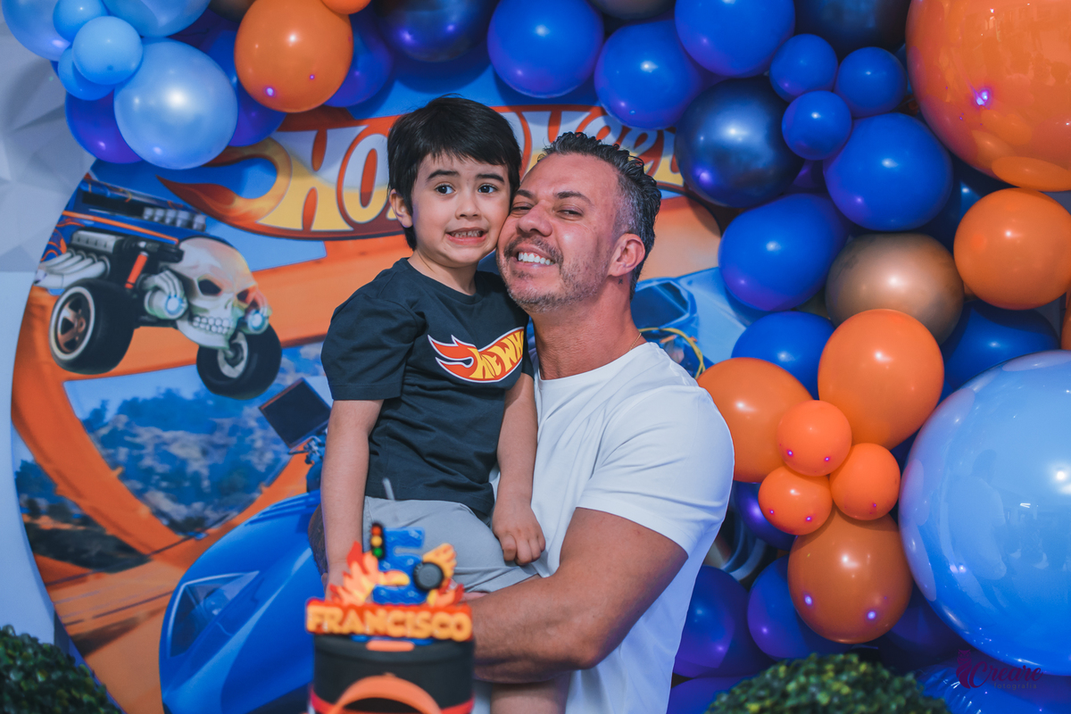 aniversário infantil, festa de aniversário de 5 anos, tema da decoração Hot Wheels, Buffet Espaço Band, fotógrafo Mauá. 