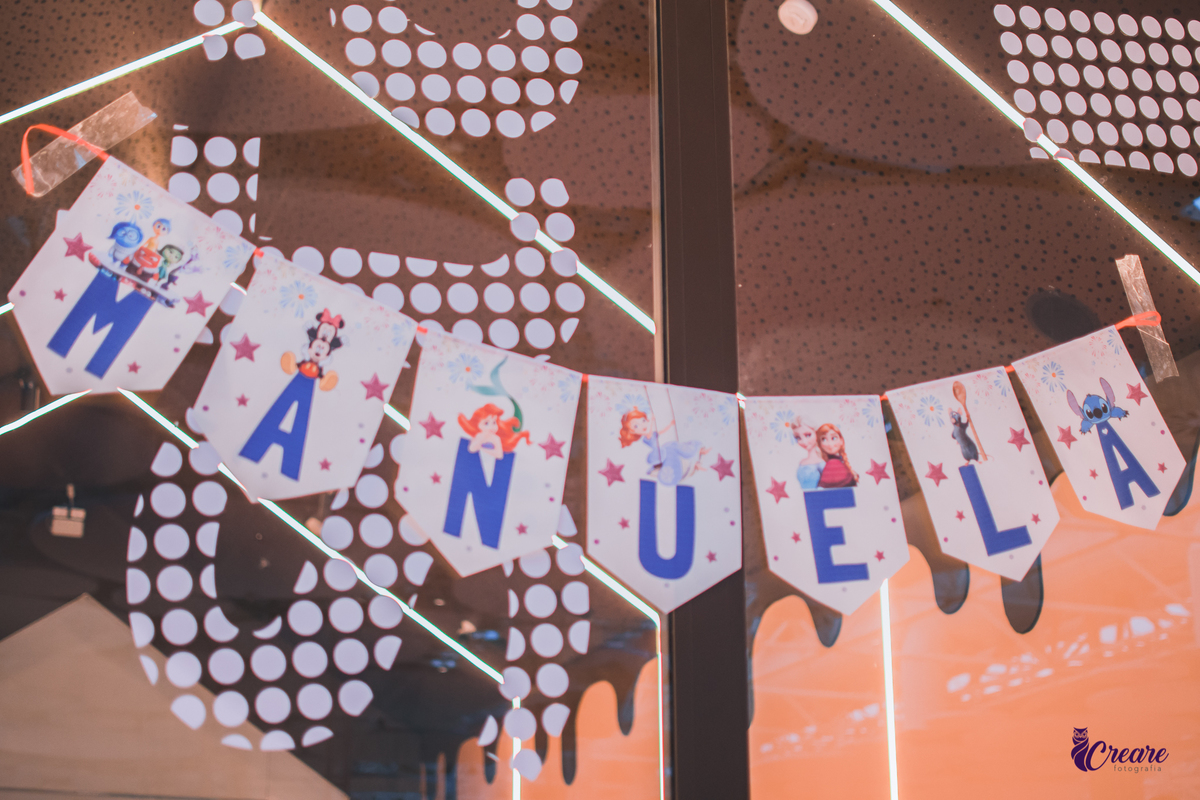 fotografia de aniversário infantil no Playcenter Famuly em Santo André, ABC Paulista. Fotógrafo de festa infantil. decoração Disney.