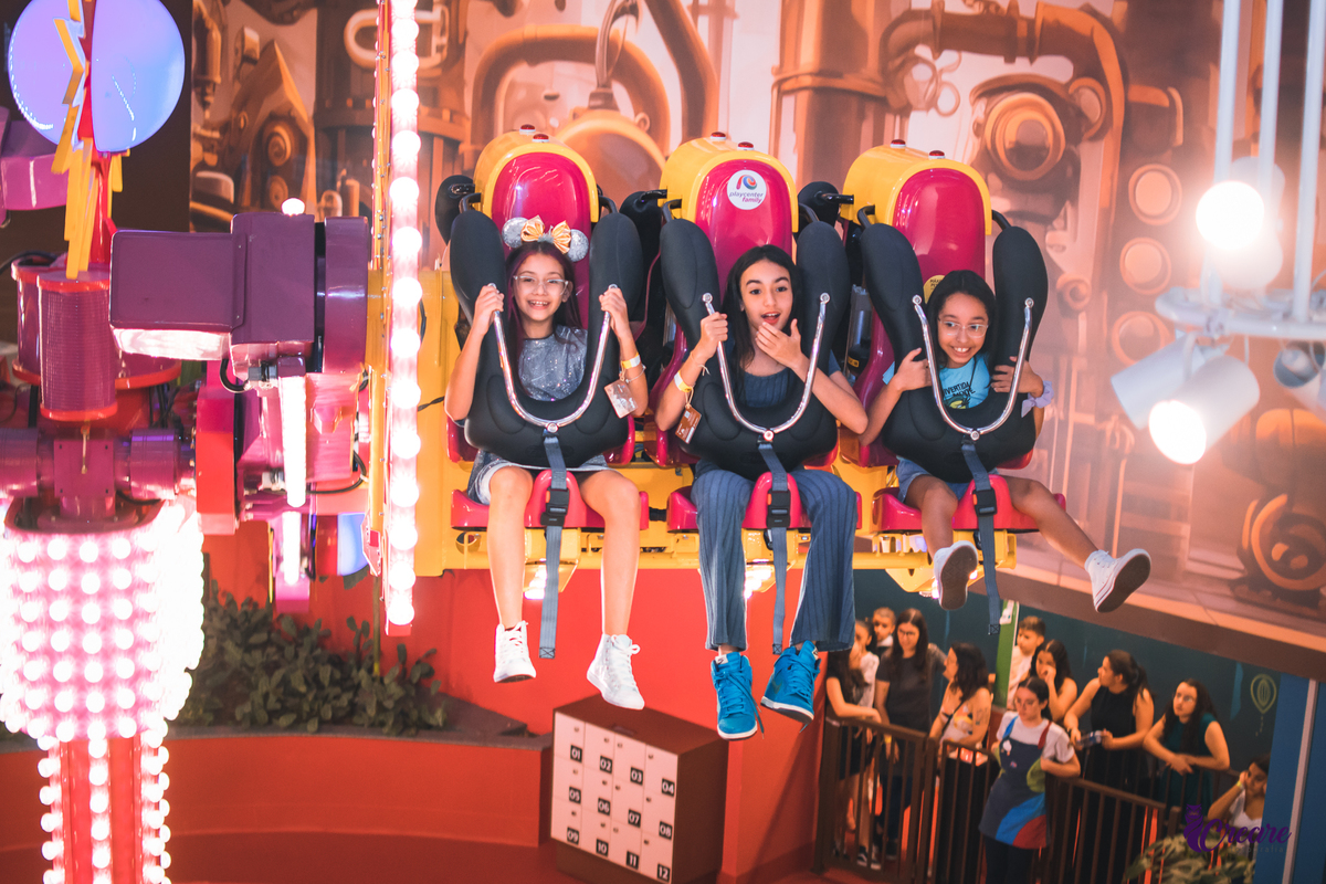 fotografia de aniversário infantil no Playcenter Famuly em Santo André, ABC Paulista. Fotógrafo de festa infantil. decoração Disney.