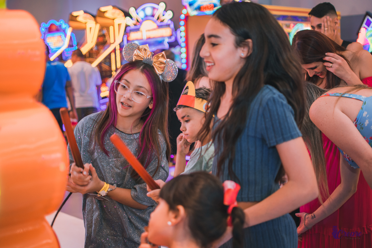 fotografia de aniversário infantil no Playcenter Famuly em Santo André, ABC Paulista. Fotógrafo de festa infantil. decoração Disney.