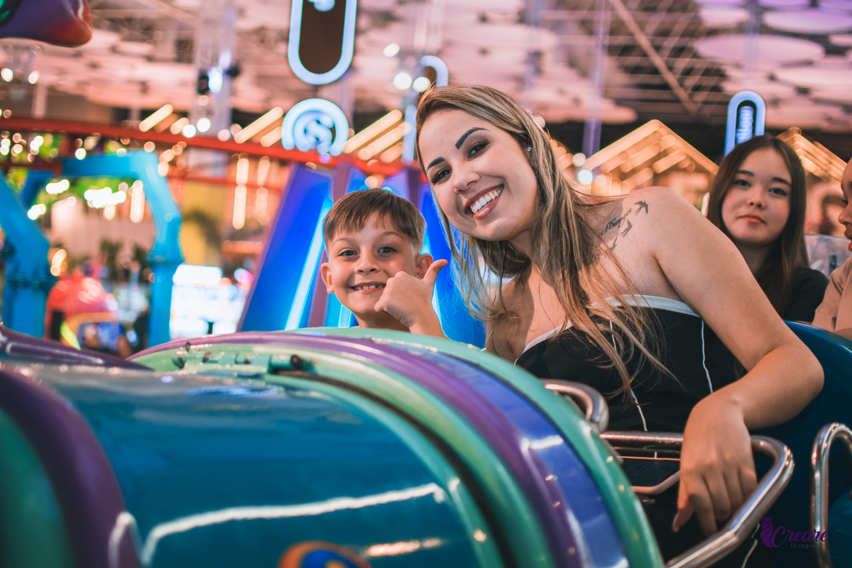 fotografia de aniversário infantil no Playcenter Famuly em Santo André, ABC Paulista. Fotógrafo de festa infantil. decoração Disney.