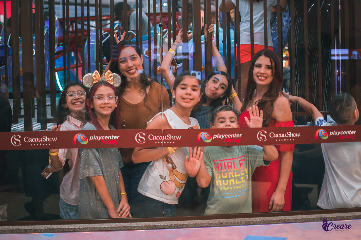fotografia de aniversário infantil no Playcenter Famuly em Santo André, ABC Paulista. Fotógrafo de festa infantil. decoração Disney.