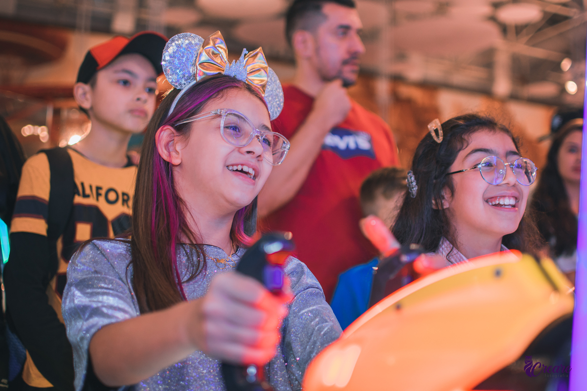 fotografia de aniversário infantil no Playcenter Famuly em Santo André, ABC Paulista. Fotógrafo de festa infantil. decoração Disney.