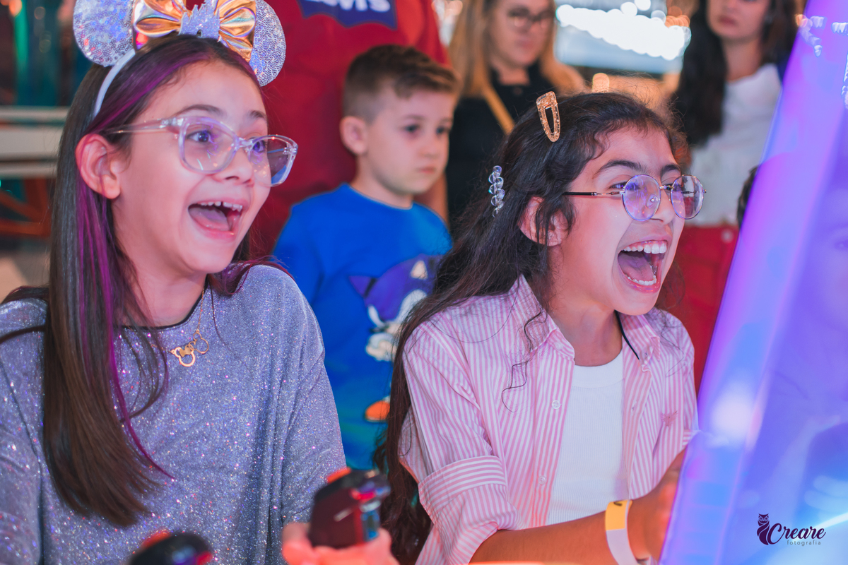 fotografia de aniversário infantil no Playcenter Famuly em Santo André, ABC Paulista. Fotógrafo de festa infantil. decoração Disney.
