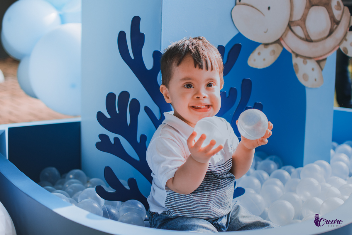 fotografia de aniversário de um ano, com decoração tema fundo do mar. Buffet vem pra festa, Ribeirão Pires. Fotógrafo de aniversário Infantil. Fotógrafo ABC Paulista.