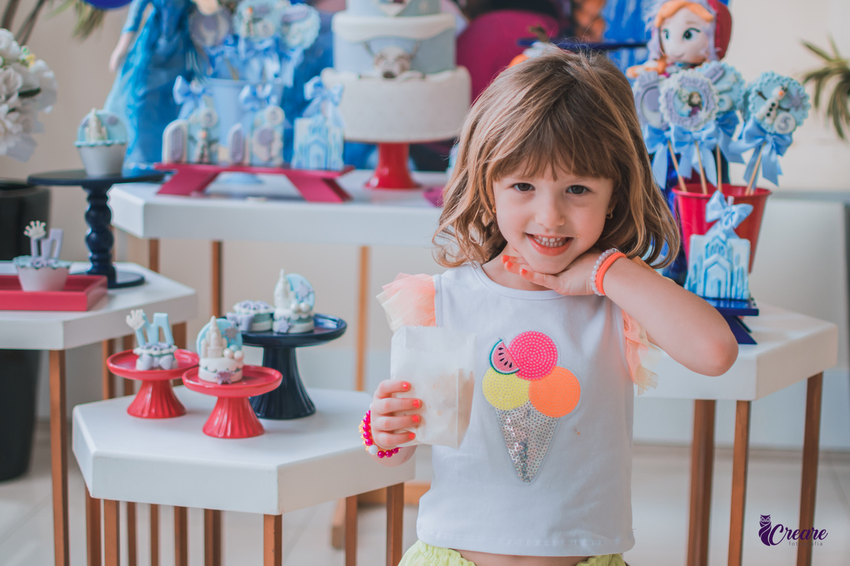 Fotografia de aniversário infantil: festa de uma menina de 5 anos com o tema Frozen. Festa infantil em casa, fotógrafo de festas infantis em Santo André.