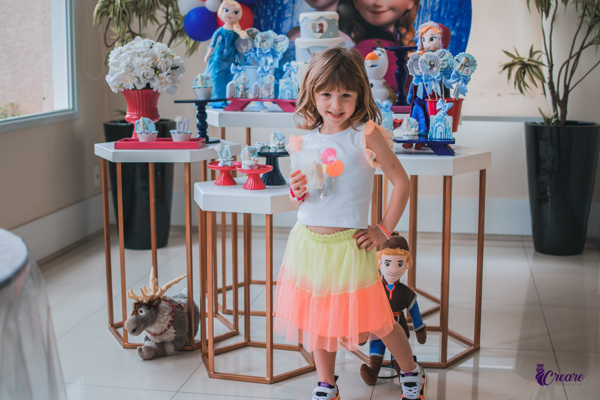 Fotografia de aniversário infantil: festa de uma menina de 5 anos com o tema Frozen. Festa infantil em casa, fotógrafo de festas infantis em Santo André.