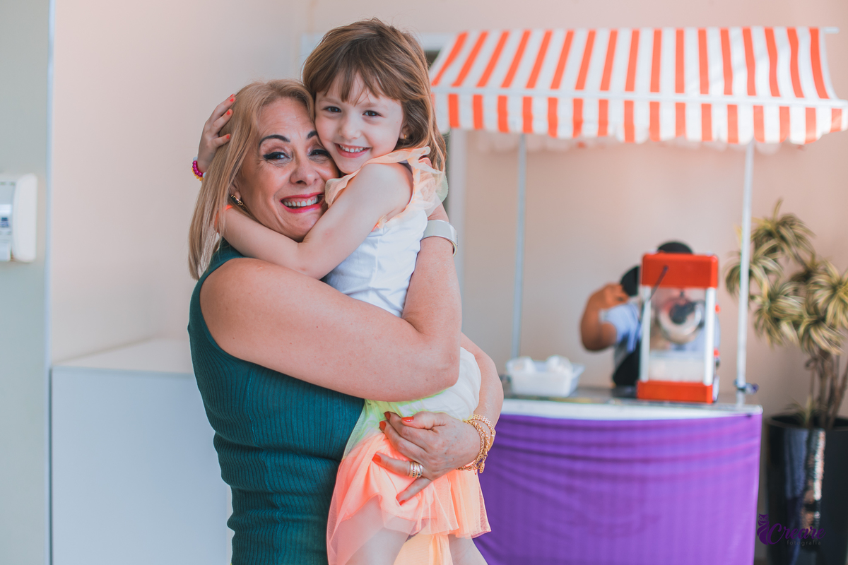 Fotografia de aniversário infantil: festa de uma menina de 5 anos com o tema Frozen. Festa infantil em casa, fotógrafo de festas infantis em Santo André.