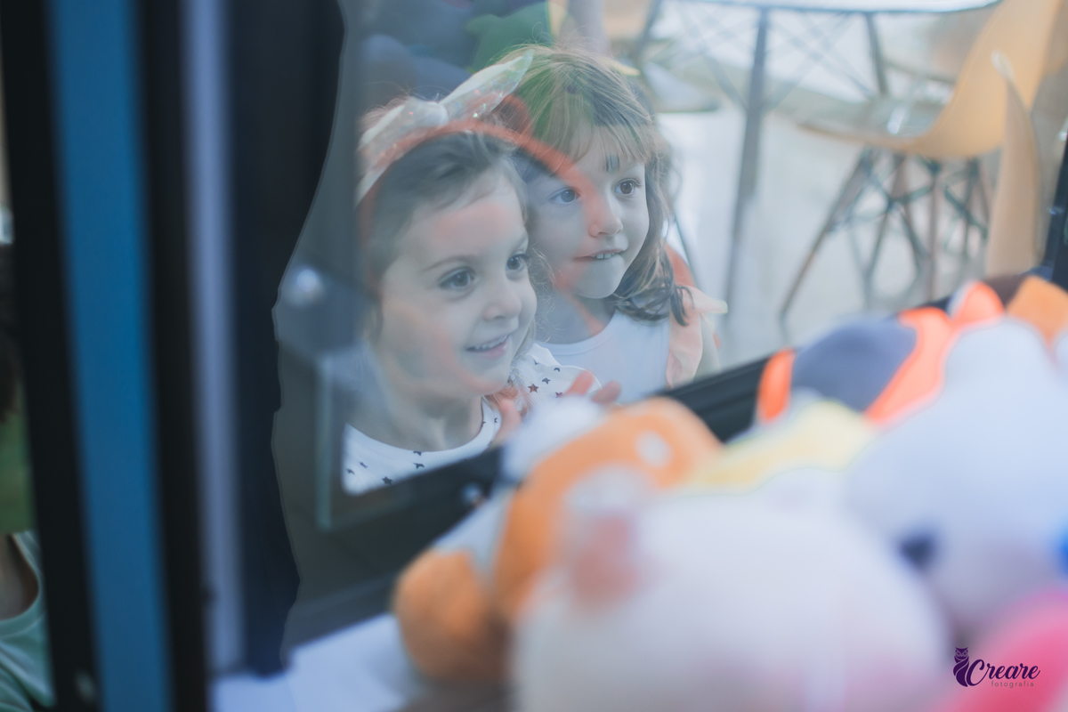 Fotografia de aniversário infantil: festa de uma menina de 5 anos com o tema Frozen. Festa infantil em casa, fotógrafo de festas infantis em Santo André.