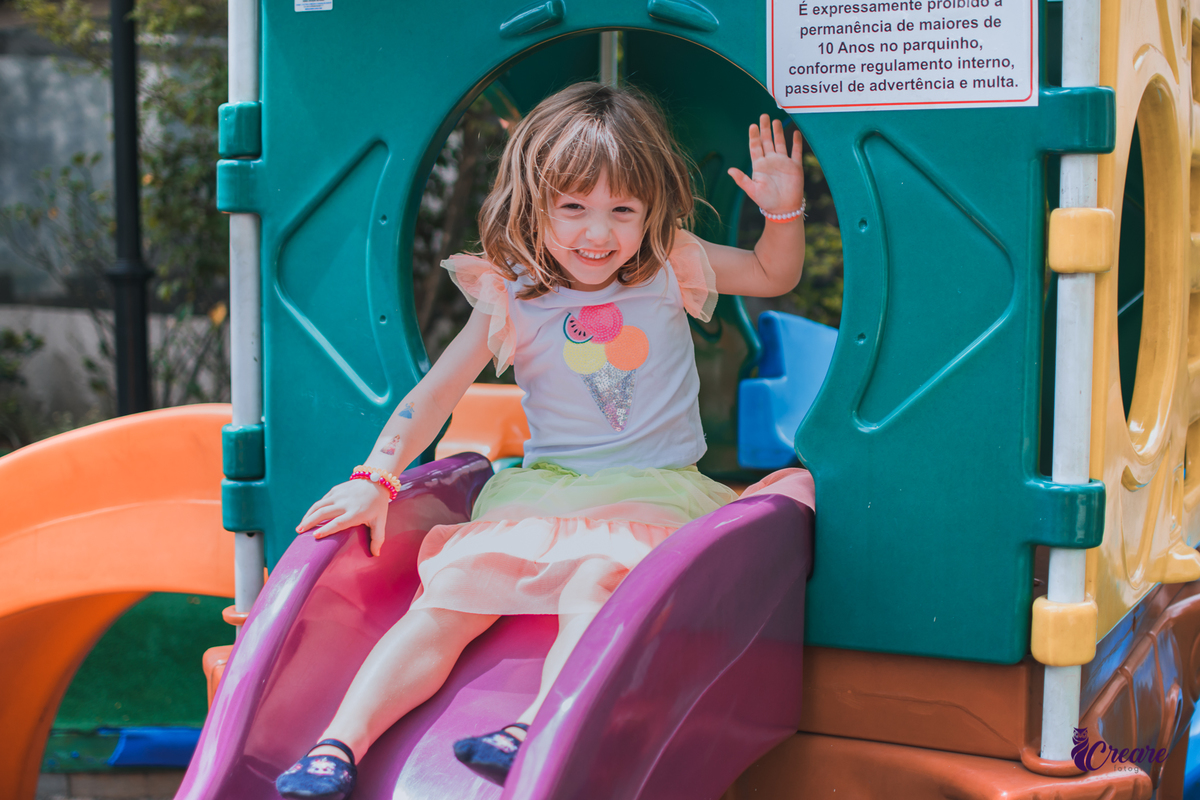 Fotografia de aniversário infantil: festa de uma menina de 5 anos com o tema Frozen. Festa infantil em casa, fotógrafo de festas infantis em Santo André.