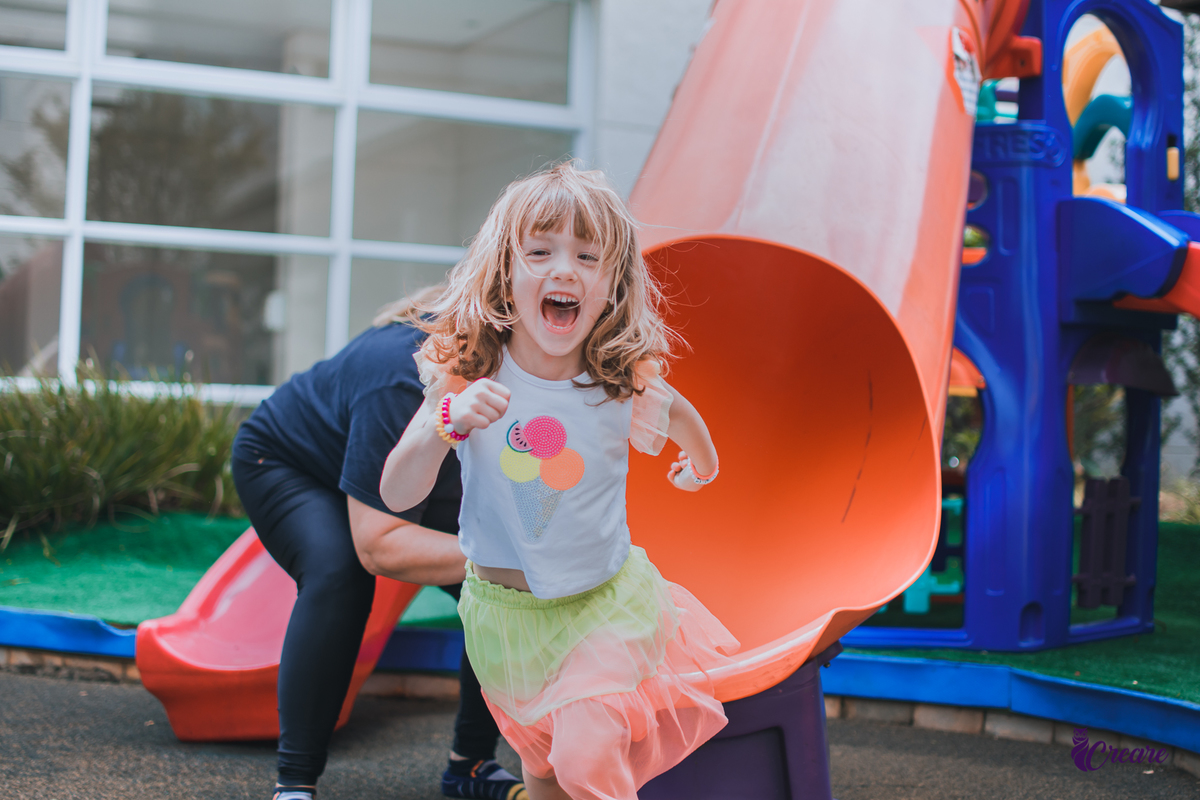 Fotografia de aniversário infantil: festa de uma menina de 5 anos com o tema Frozen. Festa infantil em casa, fotógrafo de festas infantis em Santo André.