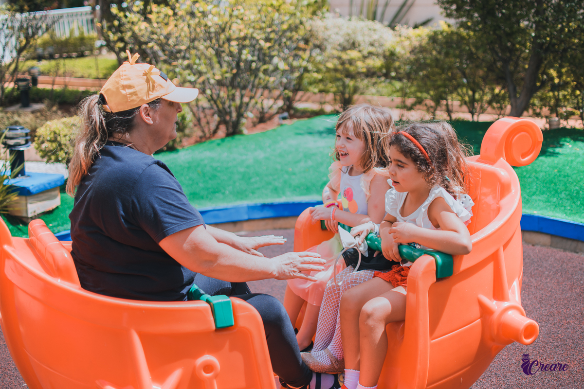 Fotografia de aniversário infantil: festa de uma menina de 5 anos com o tema Frozen. Festa infantil em casa, fotógrafo de festas infantis em Santo André.