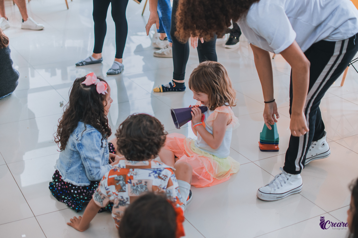 Fotografia de aniversário infantil: festa de uma menina de 5 anos com o tema Frozen. Festa infantil em casa, fotógrafo de festas infantis em Santo André.
