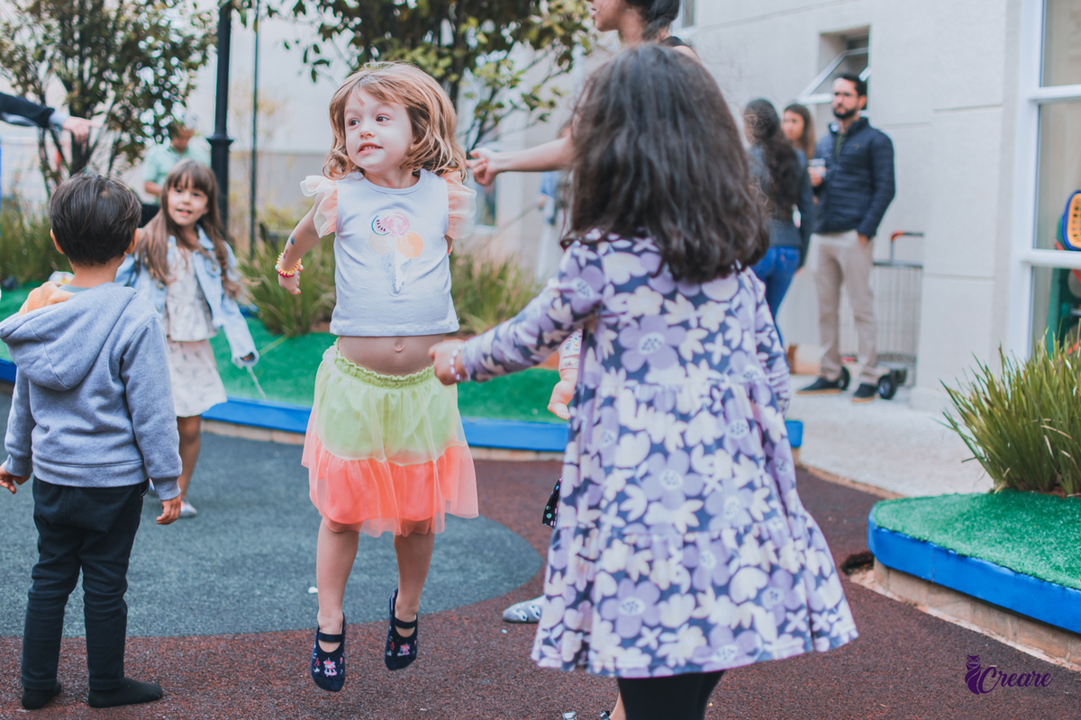 Fotografia de aniversário infantil: festa de uma menina de 5 anos com o tema Frozen. Festa infantil em casa, fotógrafo de festas infantis em Santo André.