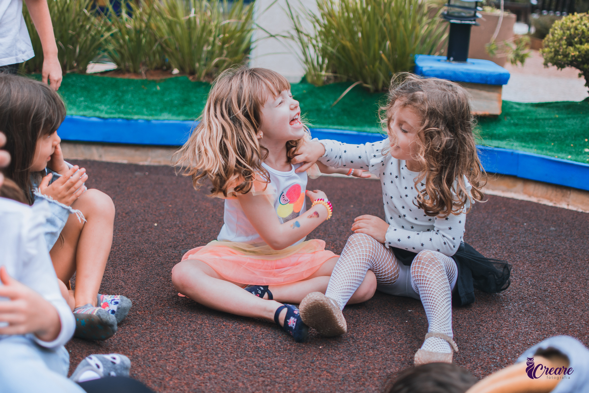Fotografia de aniversário infantil: festa de uma menina de 5 anos com o tema Frozen. Festa infantil em casa, fotógrafo de festas infantis em Santo André.
