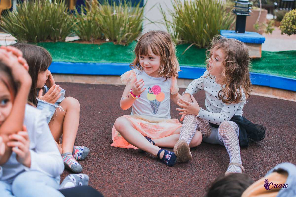 Fotografia de aniversário infantil: festa de uma menina de 5 anos com o tema Frozen. Festa infantil em casa, fotógrafo de festas infantis em Santo André.