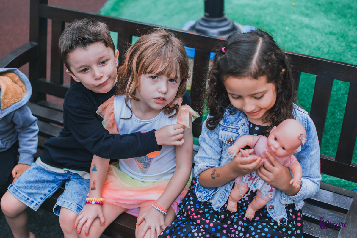 Fotografia de aniversário infantil: festa de uma menina de 5 anos com o tema Frozen. Festa infantil em casa, fotógrafo de festas infantis em Santo André.