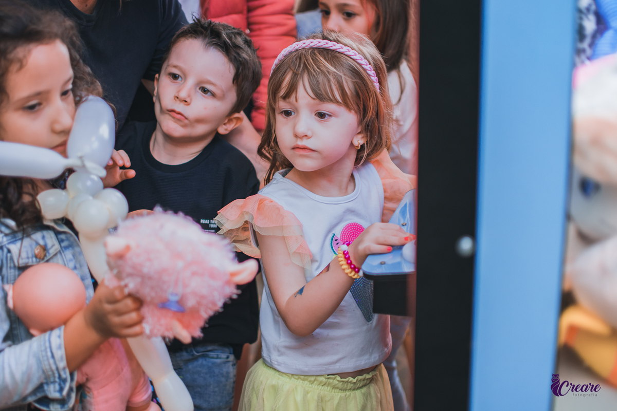 Fotografia de aniversário infantil: festa de uma menina de 5 anos com o tema Frozen. Festa infantil em casa, fotógrafo de festas infantis em Santo André.