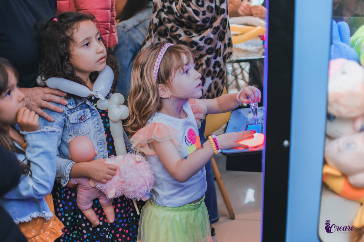 Fotografia de aniversário infantil: festa de uma menina de 5 anos com o tema Frozen. Festa infantil em casa, fotógrafo de festas infantis em Santo André.