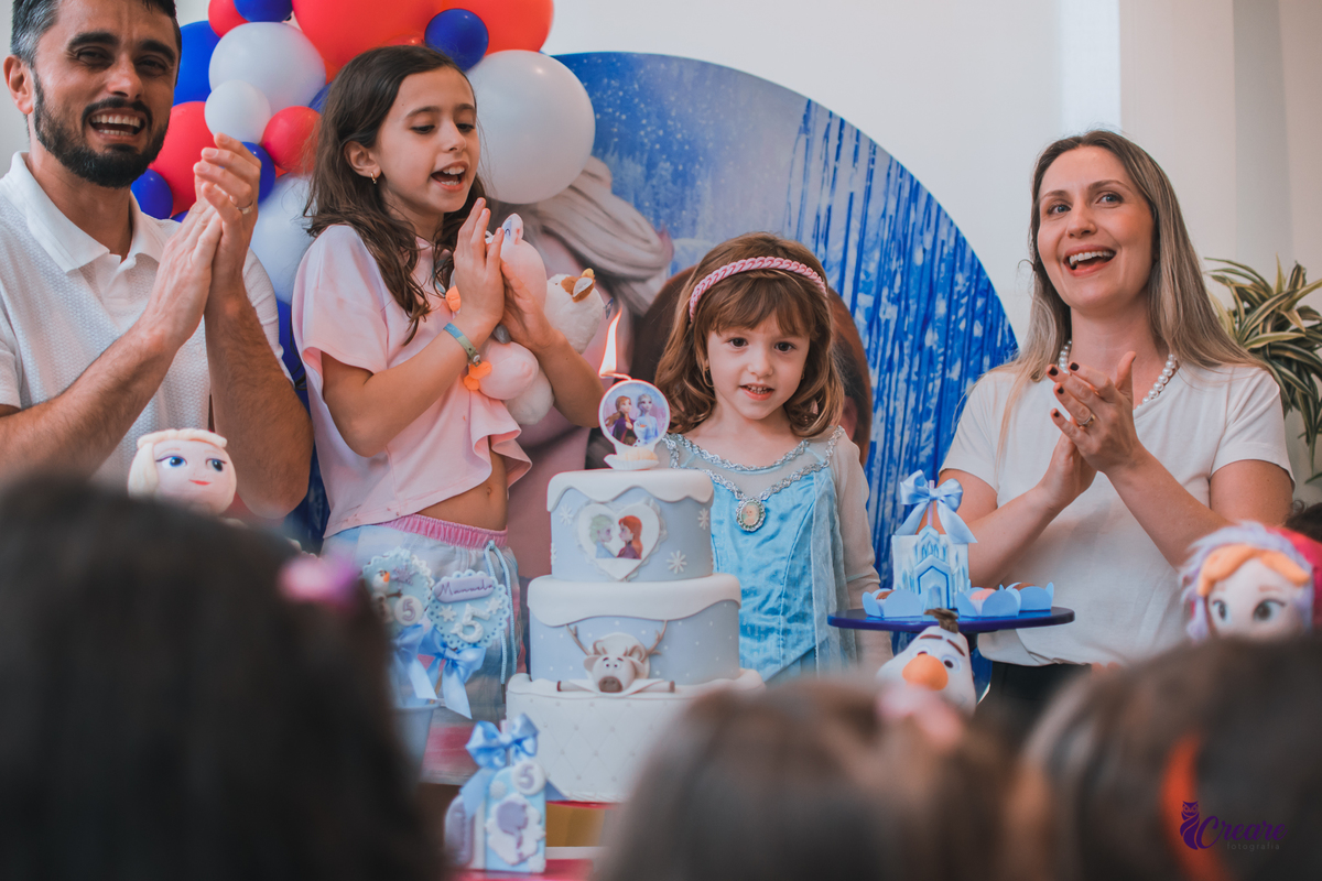 Fotografia de aniversário infantil: festa de uma menina de 5 anos com o tema Frozen. Festa infantil em casa, fotógrafo de festas infantis em Santo André.