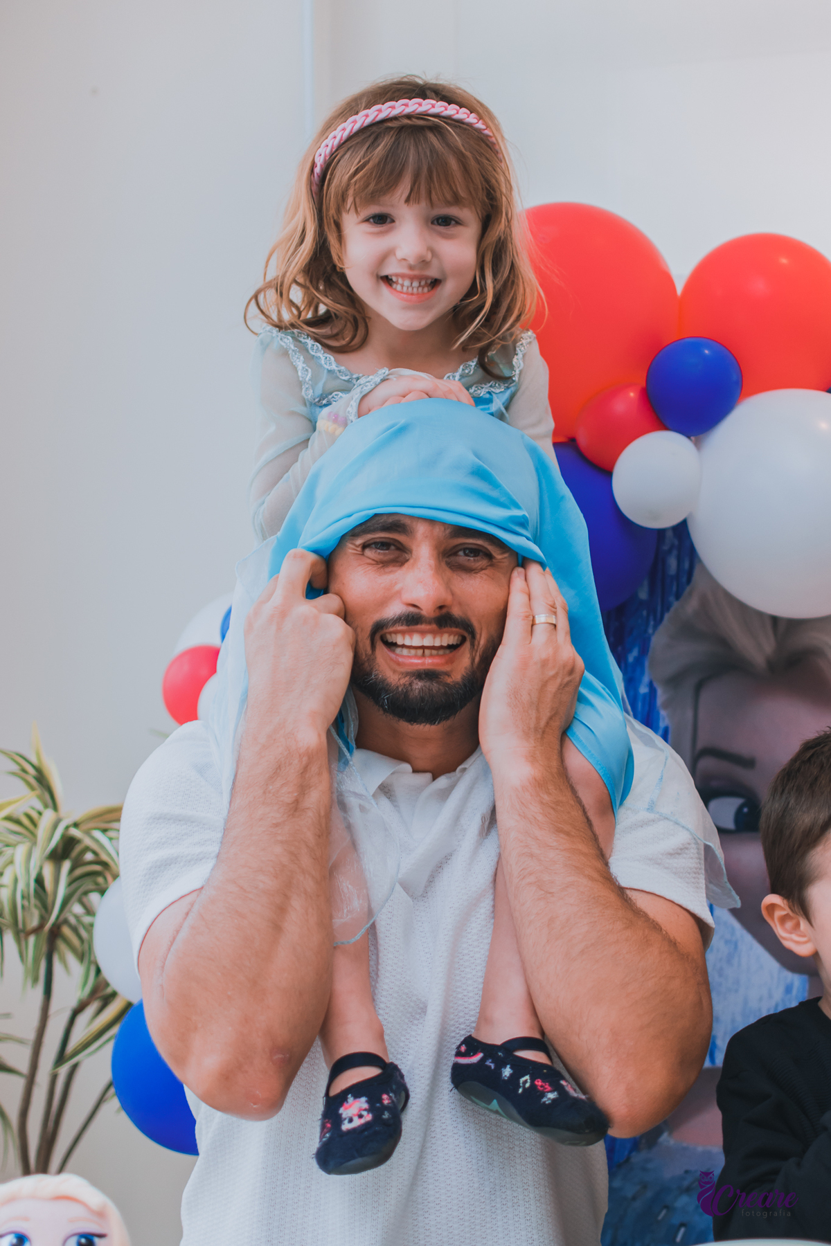 Fotografia de aniversário infantil: festa de uma menina de 5 anos com o tema Frozen. Festa infantil em casa, fotógrafo de festas infantis em Santo André.
