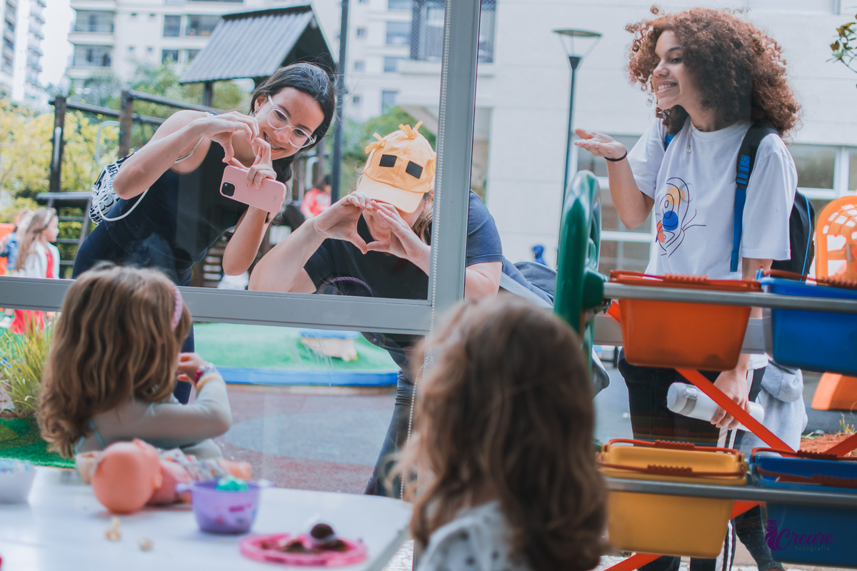 Fotografia de aniversário infantil: festa de uma menina de 5 anos com o tema Frozen. Festa infantil em casa, fotógrafo de festas infantis em Santo André.