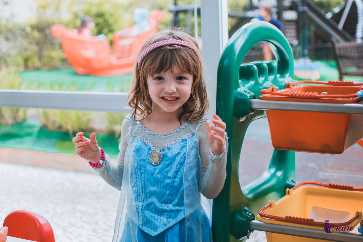 Fotografia de aniversário infantil: festa de uma menina de 5 anos com o tema Frozen. Festa infantil em casa, fotógrafo de festas infantis em Santo André.