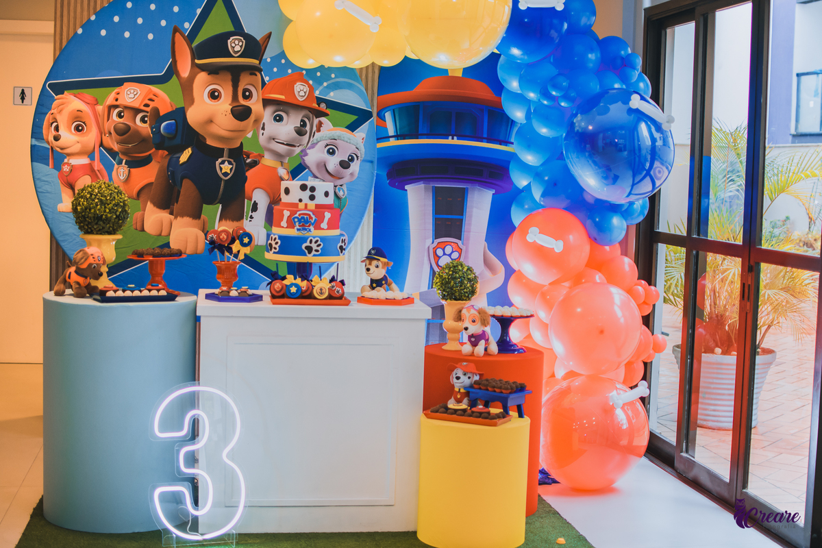 fotografia de aniversário infantil, festa de menino de 3 anos com tema Patrulha Canina. Fotógrafo São Bernardo do Campo. Festa em casa.