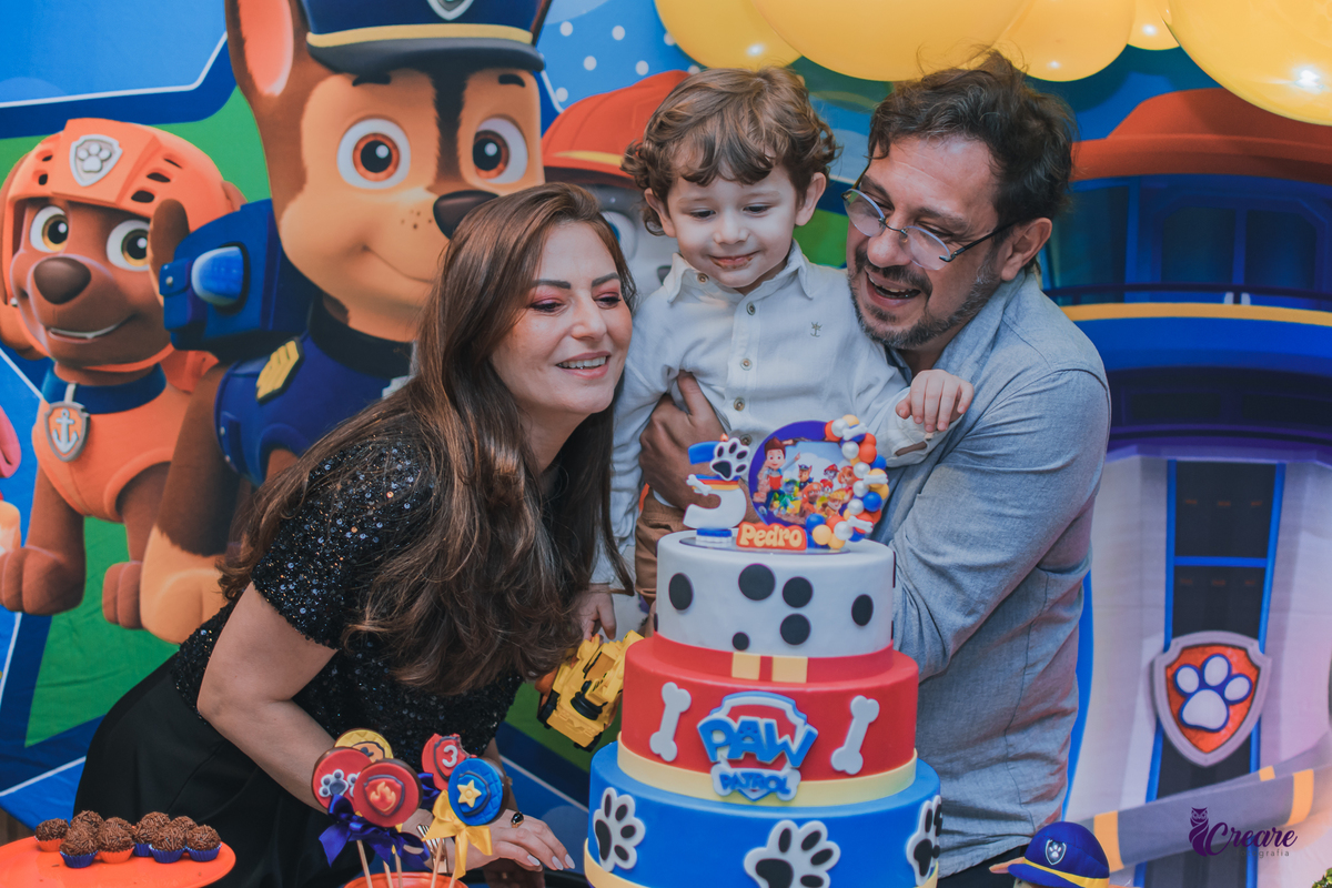 fotografia de aniversário infantil, festa de menino de 3 anos com tema Patrulha Canina. Fotógrafo São Bernardo do Campo. Festa em casa.