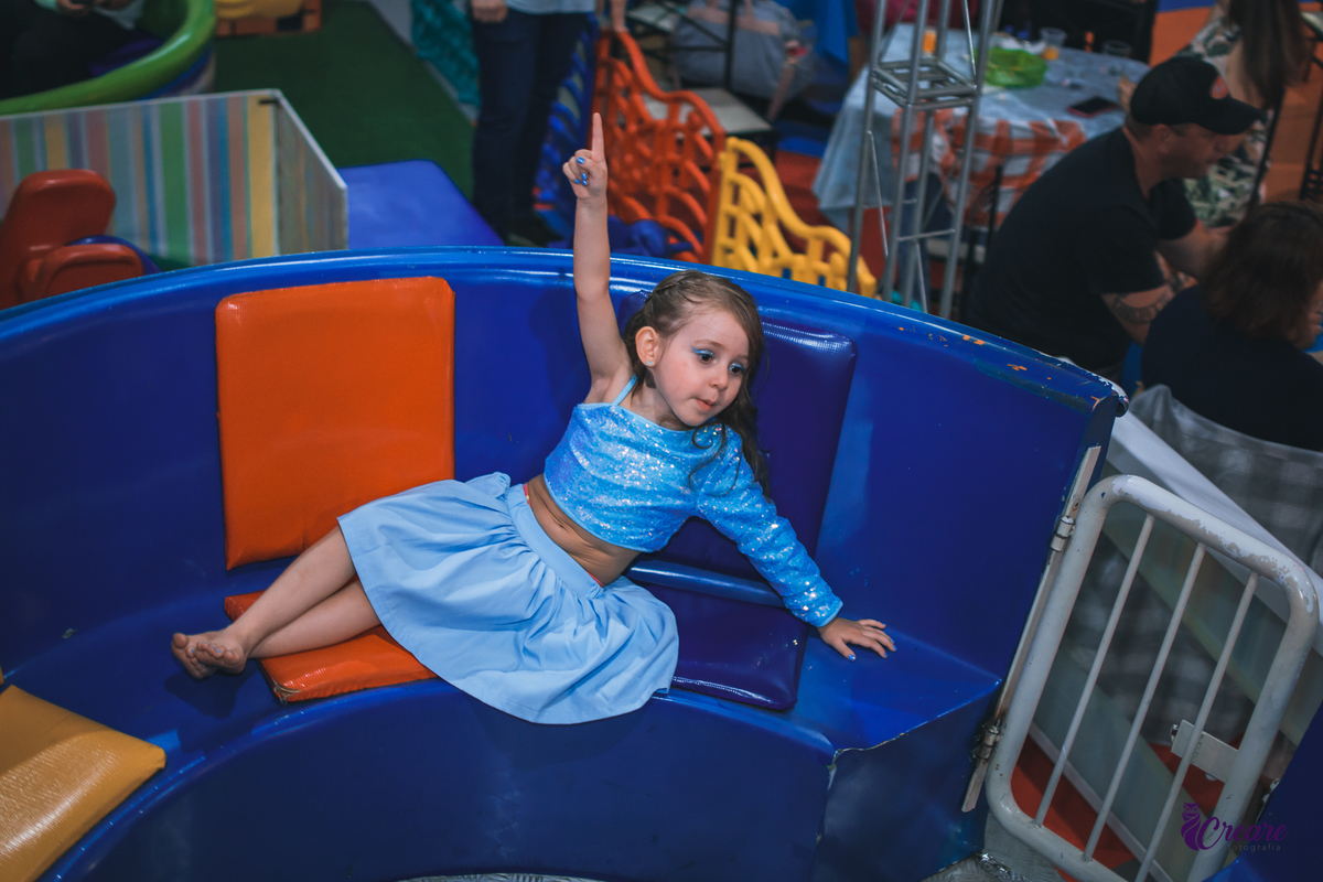 fotografia de aniversário infantil, buffet requinte festas kids, decoração Frozen. Fotógrafo Mauá. Festa de 5 anos de menina.