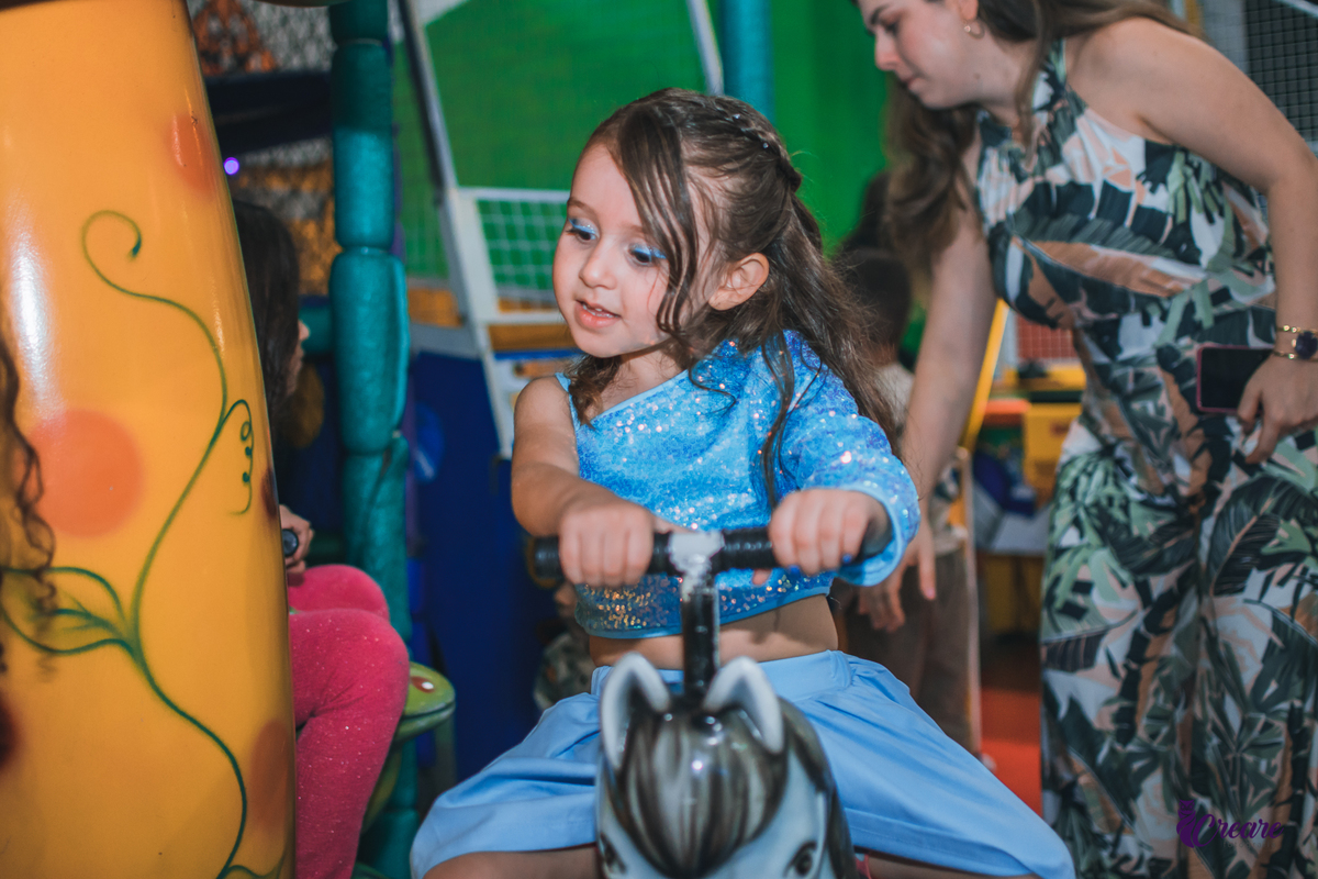 fotografia de aniversário infantil, buffet requinte festas kids, decoração Frozen. Fotógrafo Mauá. Festa de 5 anos de menina.