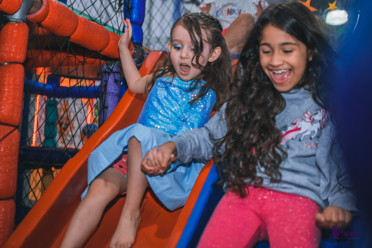 fotografia de aniversário infantil, buffet requinte festas kids, decoração Frozen. Fotógrafo Mauá. Festa de 5 anos de menina.