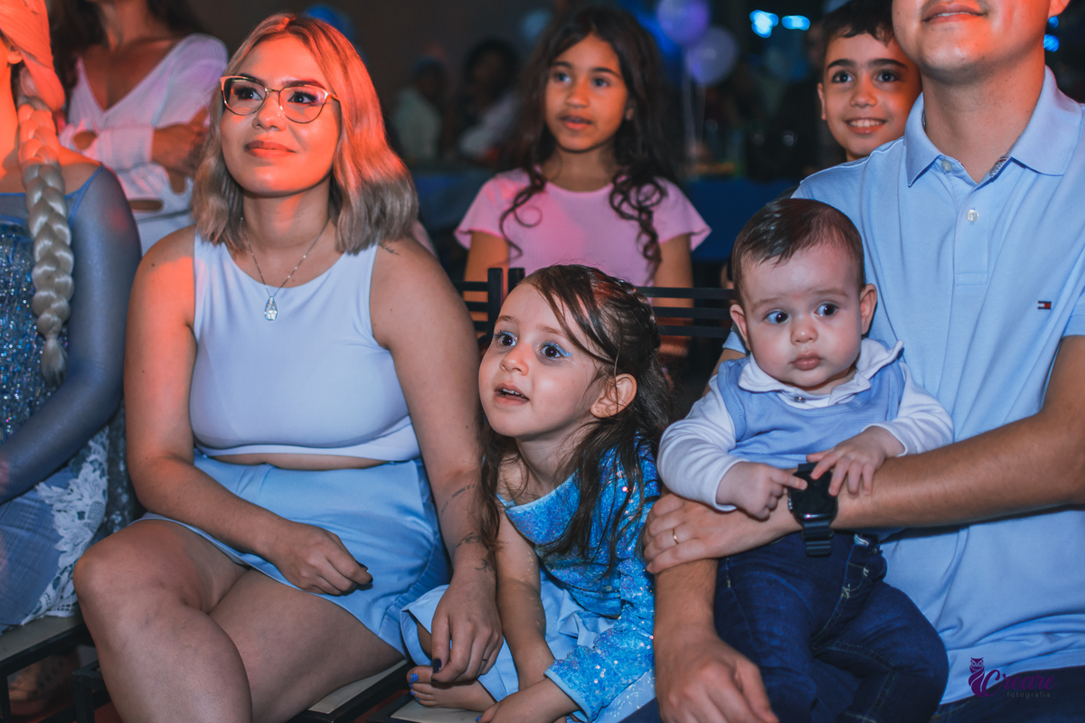 fotografia de aniversário infantil, buffet requinte festas kids, decoração Frozen. Fotógrafo Mauá. Festa de 5 anos de menina.