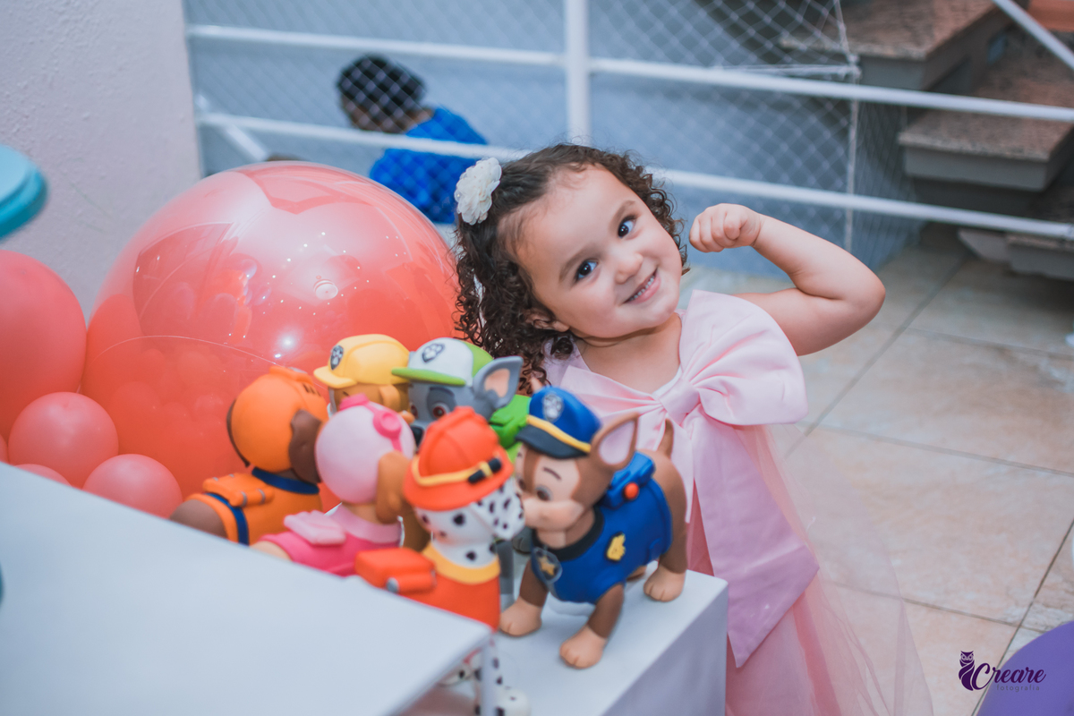 fotógrafia de aniversário infantil em casa, fotógrafo em Mauá, festa infantil de menina. Aniversário de 3 anos, decoração Patrulha canina. Festa de criança em casa.