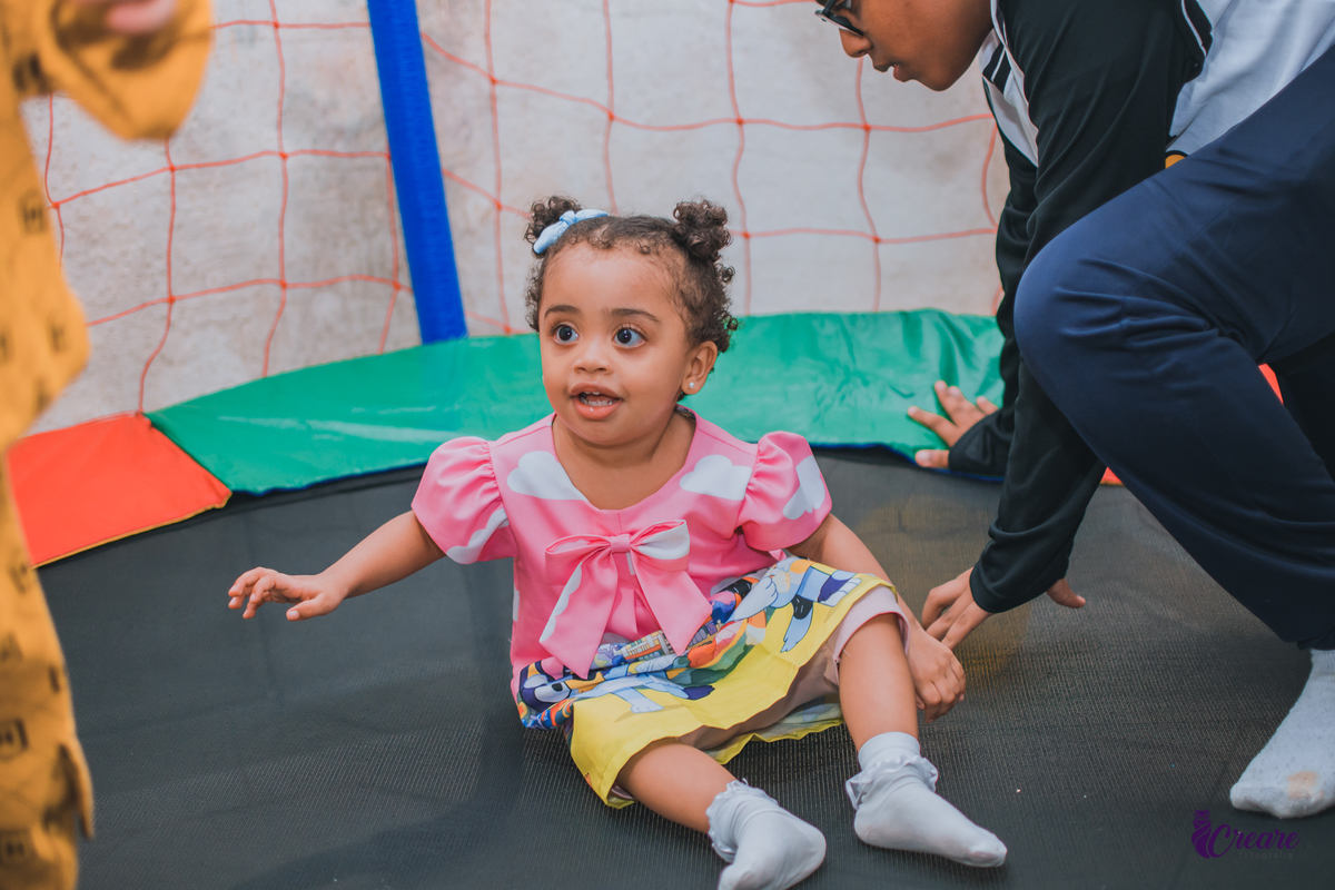 fotografia de aniversário infantil em casa, festa de menina de 2 anos. fotógrafo ABC Paulista. Tema de decoração Bluey.