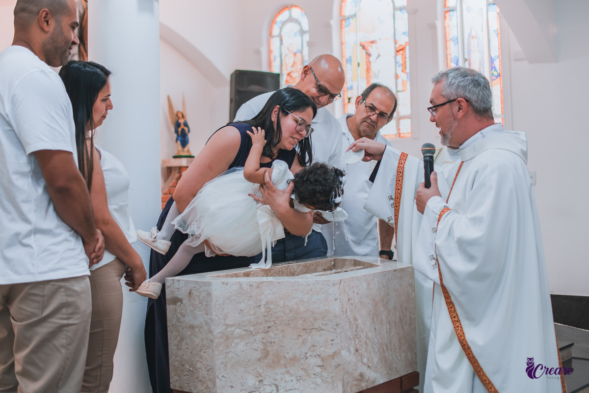 fotografia de batizado realizada na Paróquia São José Operário em Mauá, ABC Paulista. Fotógrafo Infantil em Mauá.