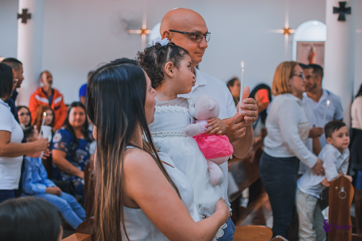 fotografia de batizado realizada na Paróquia São José Operário em Mauá, ABC Paulista. Fotógrafo Infantil em Mauá.