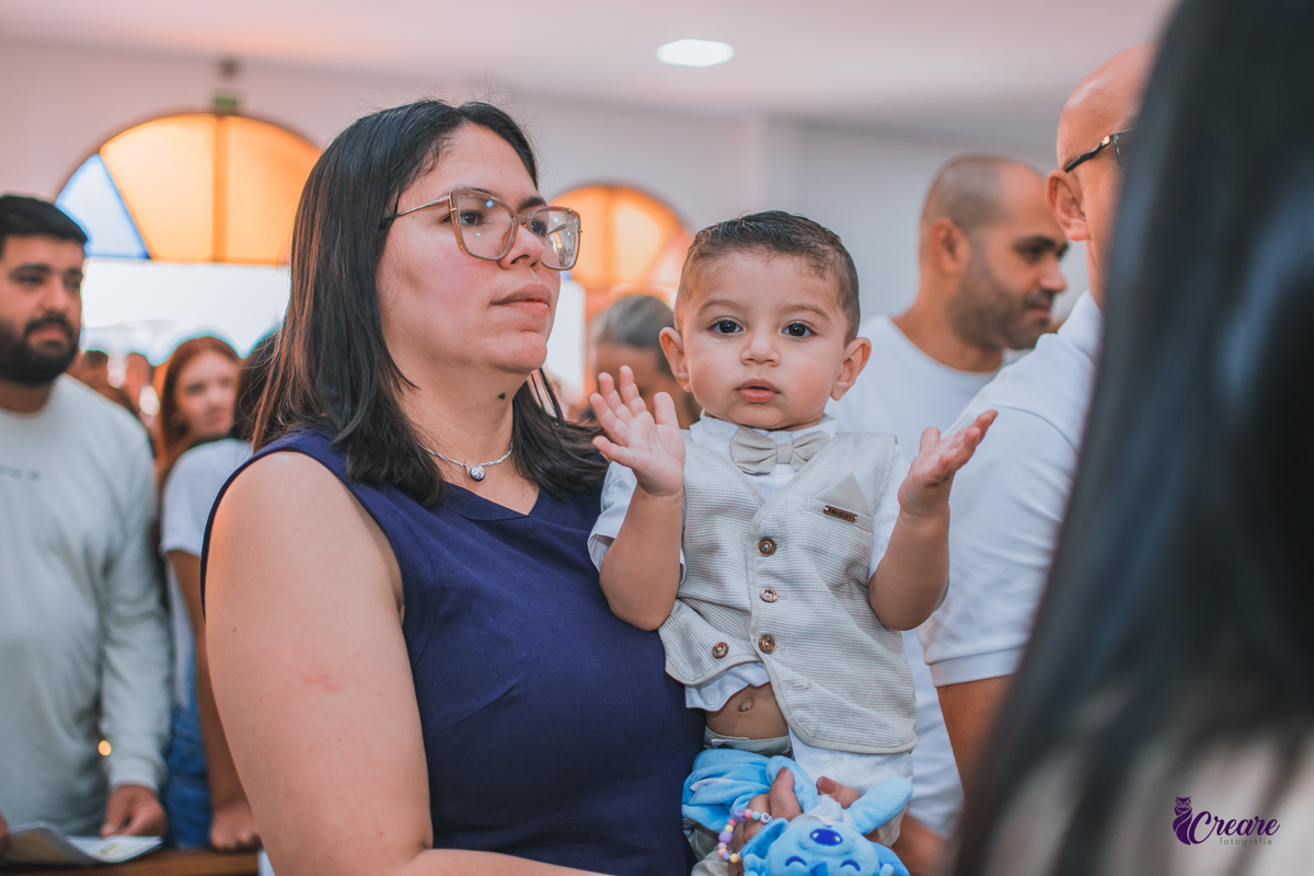 fotografia de batizado realizada na Paróquia São José Operário em Mauá, ABC Paulista. Fotógrafo Infantil em Mauá.