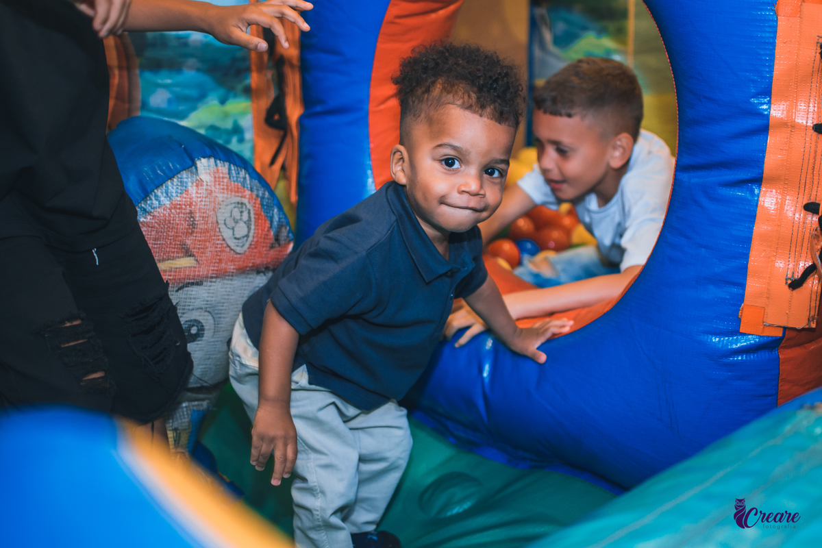 fotografia de aniversário infantil, festa de dois anos de menino. Decoração tema Galinha Pintadinha, festa em casa, fotógrafo em São Bernardo do Campo.