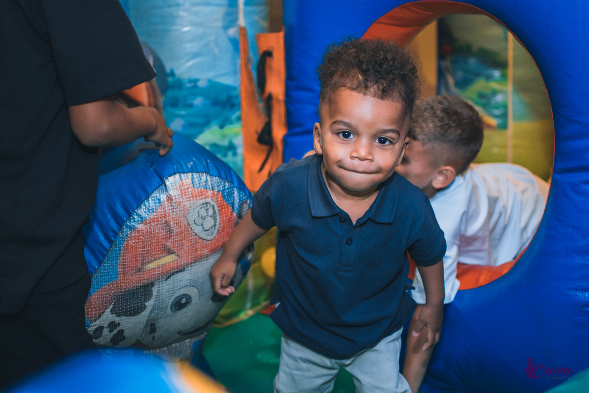 fotografia de aniversário infantil, festa de dois anos de menino. Decoração tema Galinha Pintadinha, festa em casa, fotógrafo em São Bernardo do Campo.