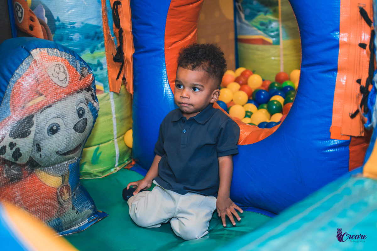 fotografia de aniversário infantil, festa de dois anos de menino. Decoração tema Galinha Pintadinha, festa em casa, fotógrafo em São Bernardo do Campo.