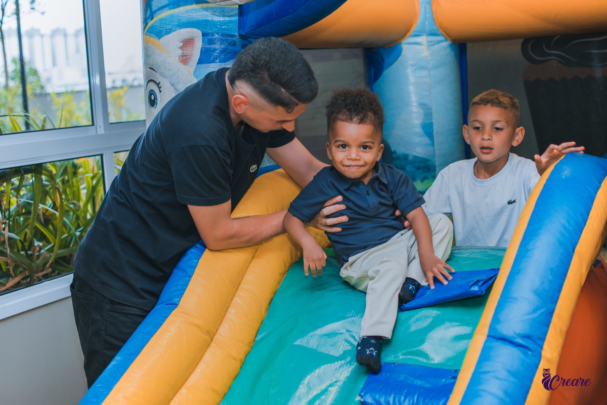 fotografia de aniversário infantil, festa de dois anos de menino. Decoração tema Galinha Pintadinha, festa em casa, fotógrafo em São Bernardo do Campo.