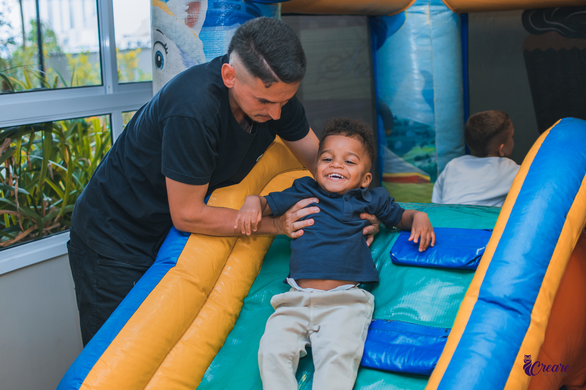fotografia de aniversário infantil, festa de dois anos de menino. Decoração tema Galinha Pintadinha, festa em casa, fotógrafo em São Bernardo do Campo.