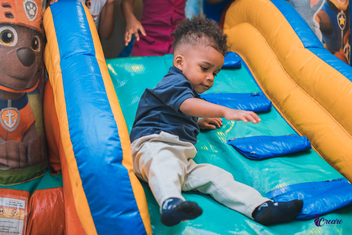 fotografia de aniversário infantil, festa de dois anos de menino. Decoração tema Galinha Pintadinha, festa em casa, fotógrafo em São Bernardo do Campo.