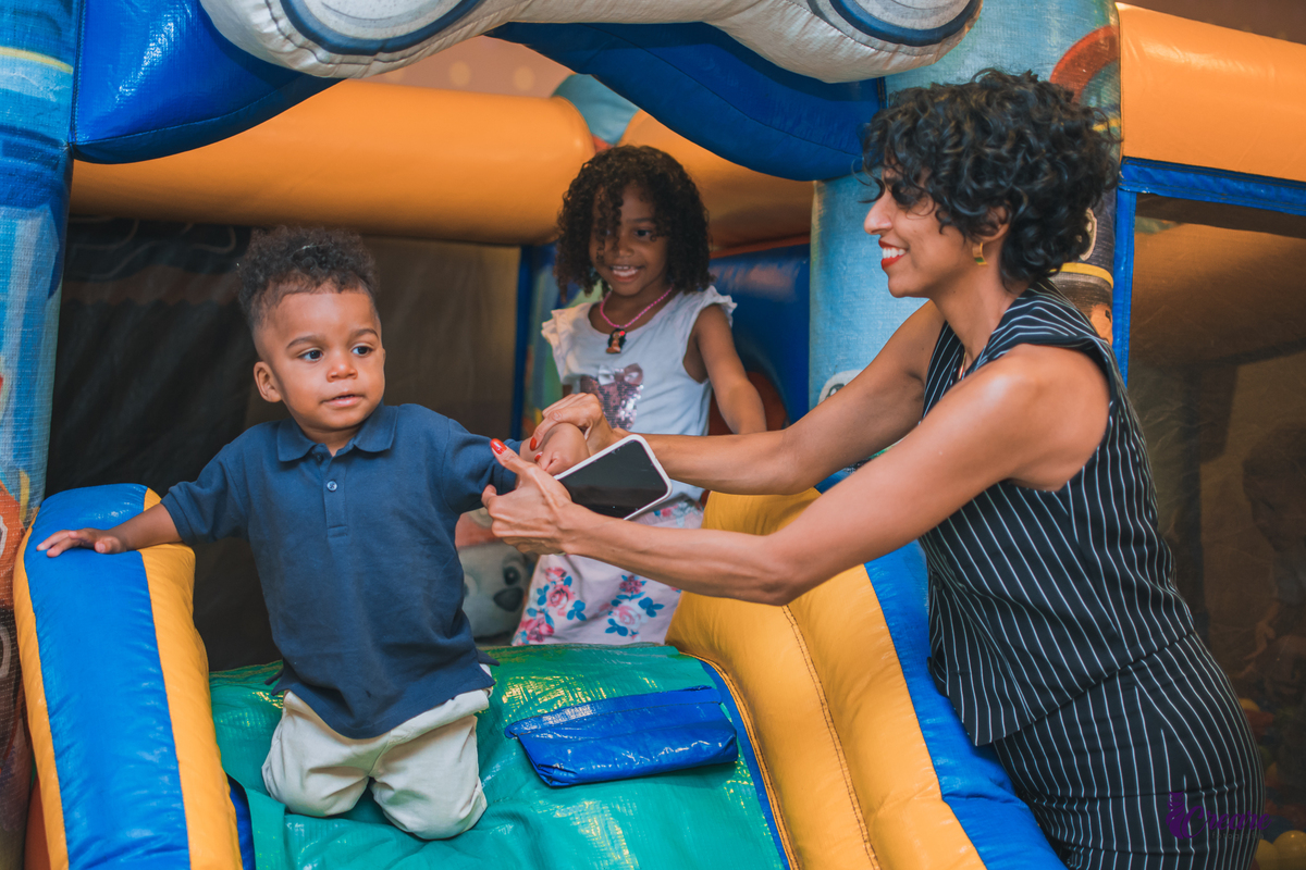 fotografia de aniversário infantil, festa de dois anos de menino. Decoração tema Galinha Pintadinha, festa em casa, fotógrafo em São Bernardo do Campo.